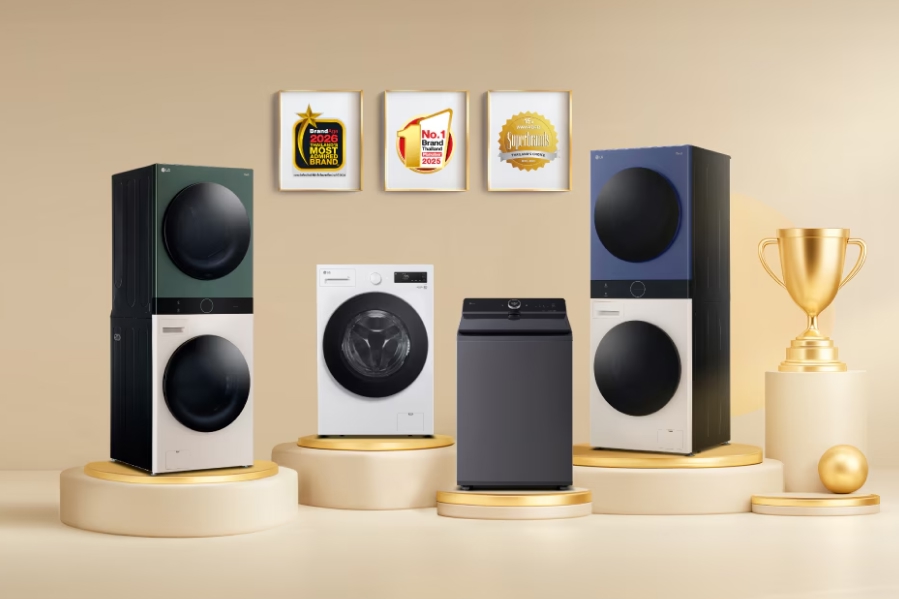 กลุ่มเครื่องซักผ้า เครื่องอบผ้า และ LG WashTower พร้อมถ้วยรางวัลบนฉากสีทอง